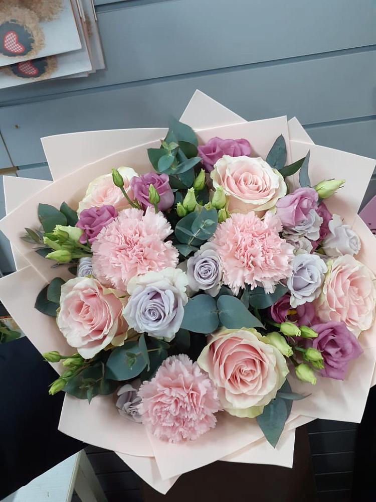 Букет цветов из: Розы, Гвоздики и Лизиантусы в Первомайском Ставропольского края